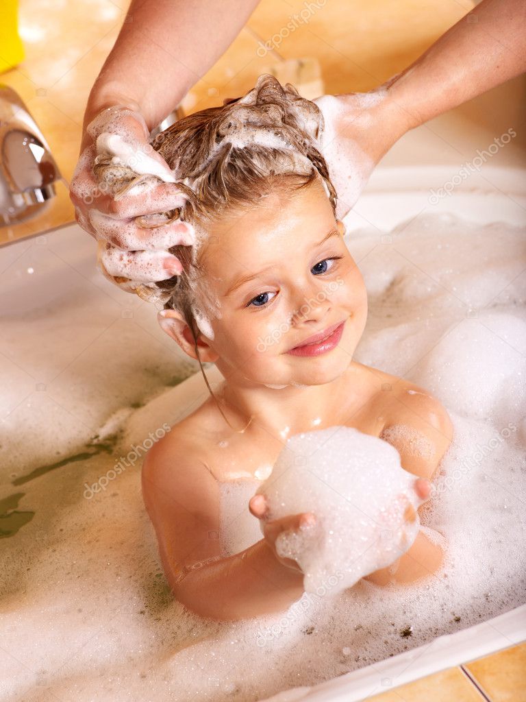 Kid washing hair by shampoo . — Stock Photo © poznyakov ...