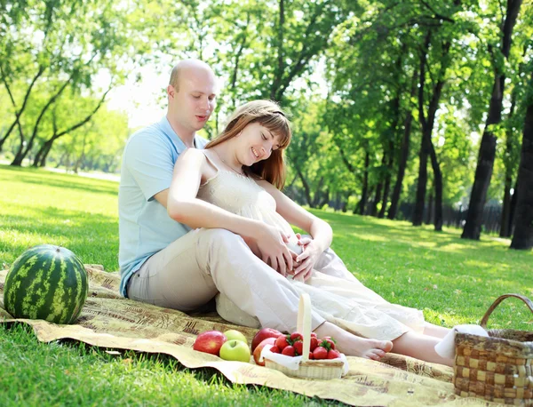 http://static6.depositphotos.com/1000423/647/i/450/depositphotos_6473575-Young-couple-on-picnic-in-the-park.jpg