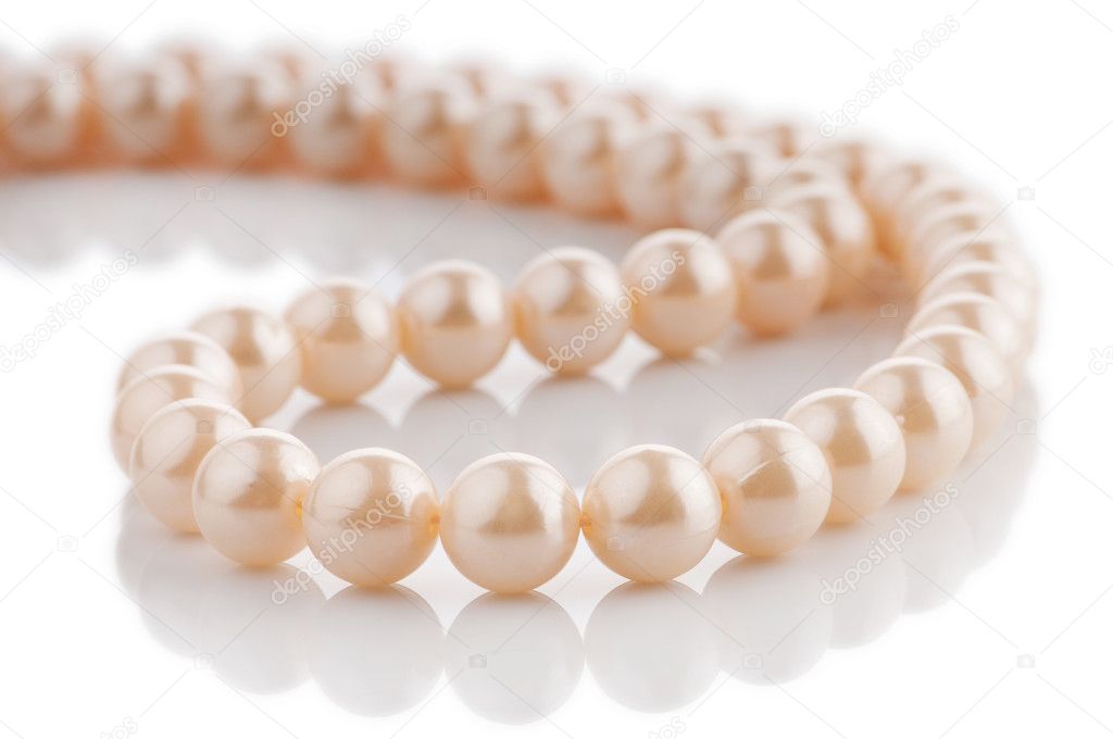 http://static6.depositphotos.com/1000975/628/i/950/depositphotos_6281179-Pearl-necklace-in-fashion-and-beauty-concept.jpg