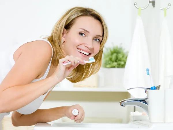 Young woman cleaning teeth