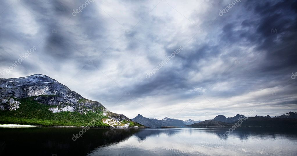 山区和海洋在挪威的全景图– 图库图片