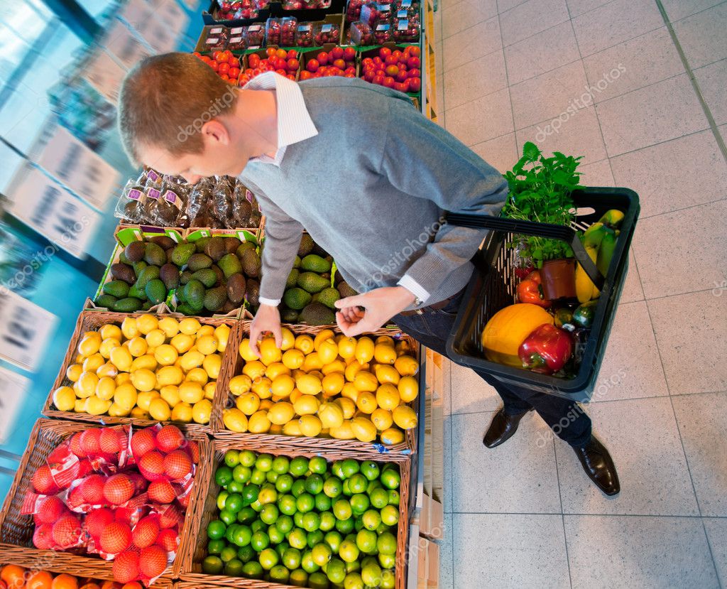 Hombre en supermercado comprando fruta — Foto de stock © SimpleFoto