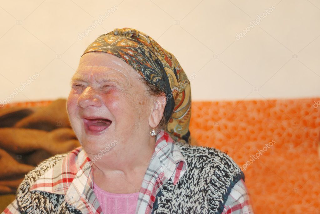 Eine alte Frau mit roten lustig lachen Gesicht — Stockfoto Eine alte Frau mit roten lustig lachen Gesicht — Stockfoto