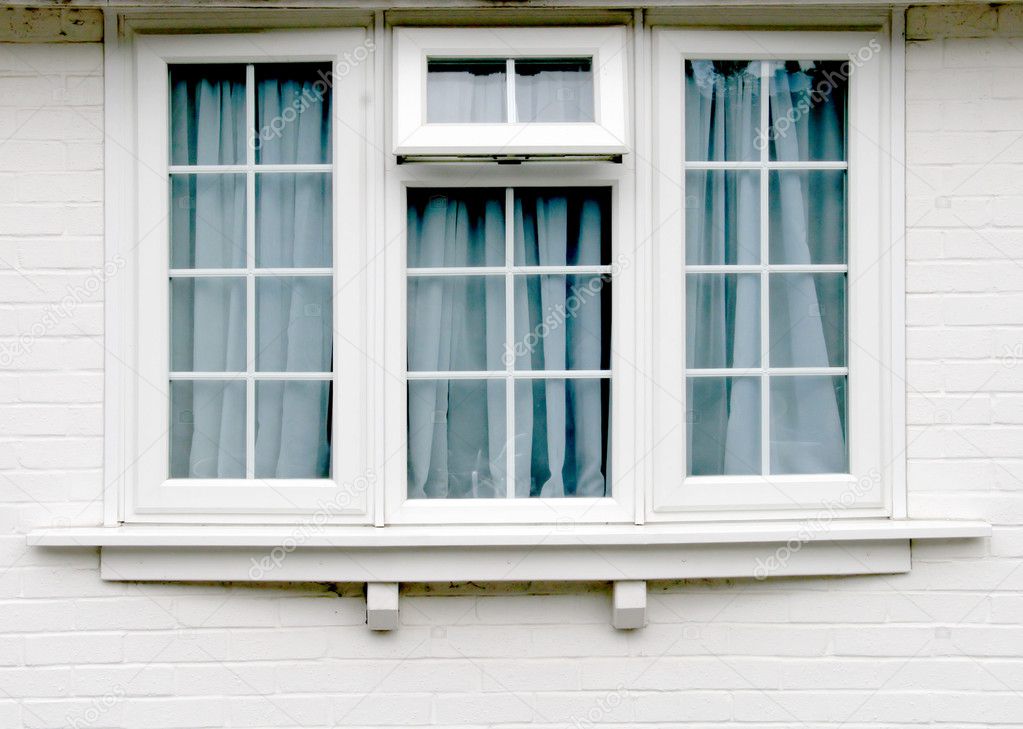 Ventanas y paredes de la casa blanca — Fotos de Stock © jahina #6587506