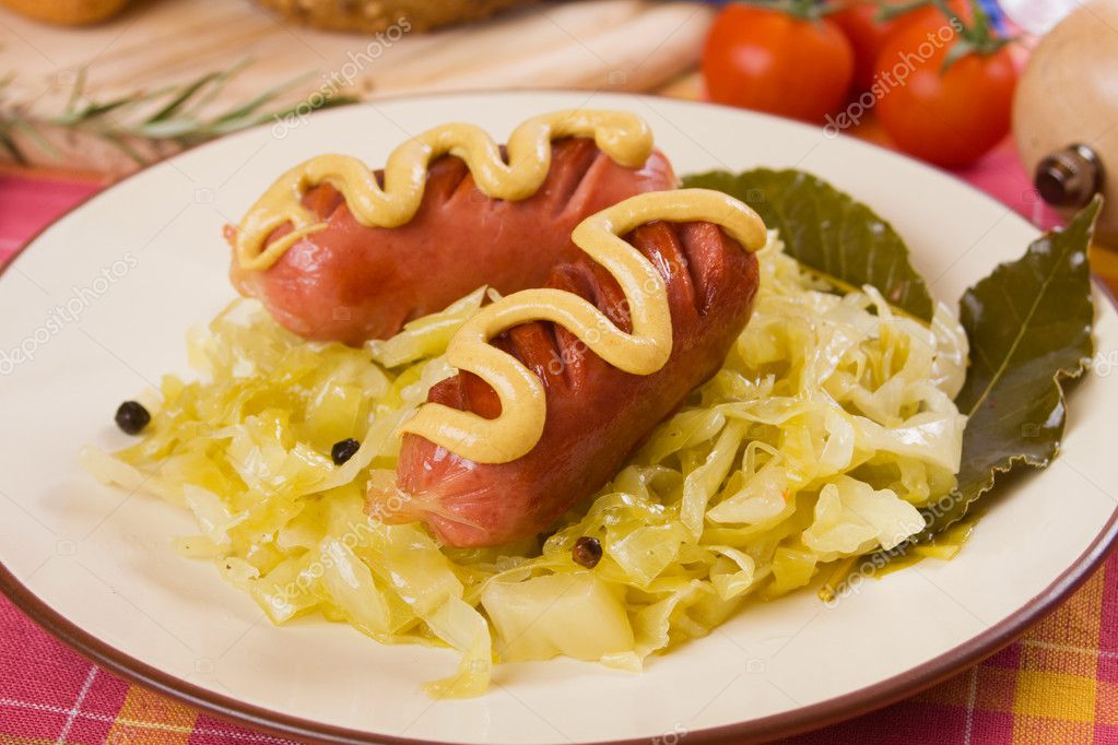 Sauerkraut mit Würstchen, Traditionelles deutsches Essen — Stockfoto ...