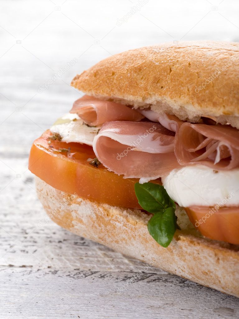 Panino con mozzarella prosciutto di parma e pomodori — Foto Stock