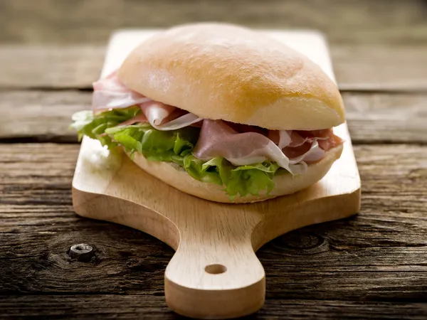 Sandwich with parma ham and green salad