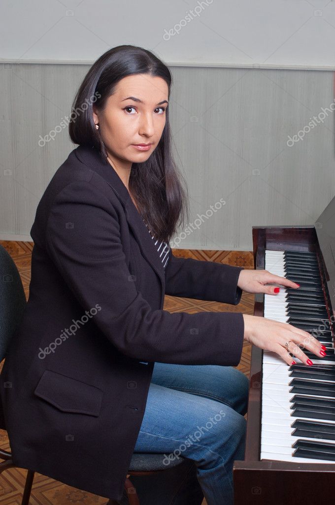 woman pianist