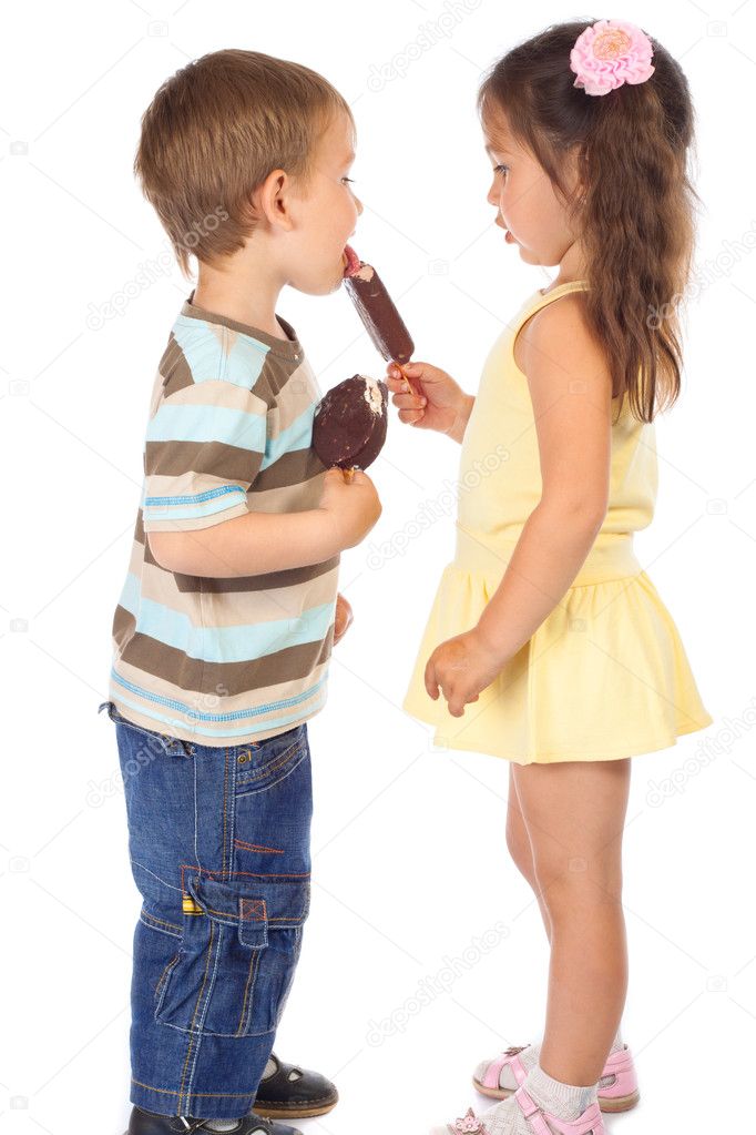 http://static6.depositphotos.com/1046573/580/i/950/depositphotos_5804057-Two-little-children-with-ice-cream.jpg