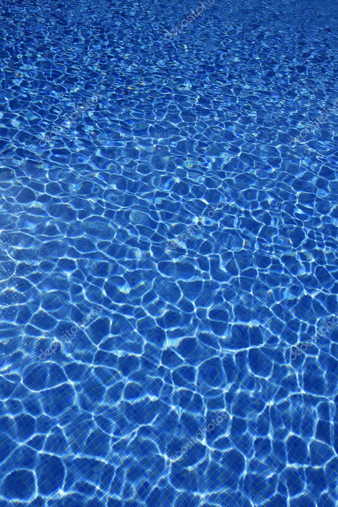 Texture de l'eau bleue, carrelage piscine en journée ensoleillée — Photographie lunamarina ...