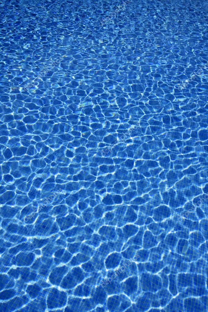 Texture de l'eau bleue, carrelage piscine en journée ensoleillée — Photo #5508287