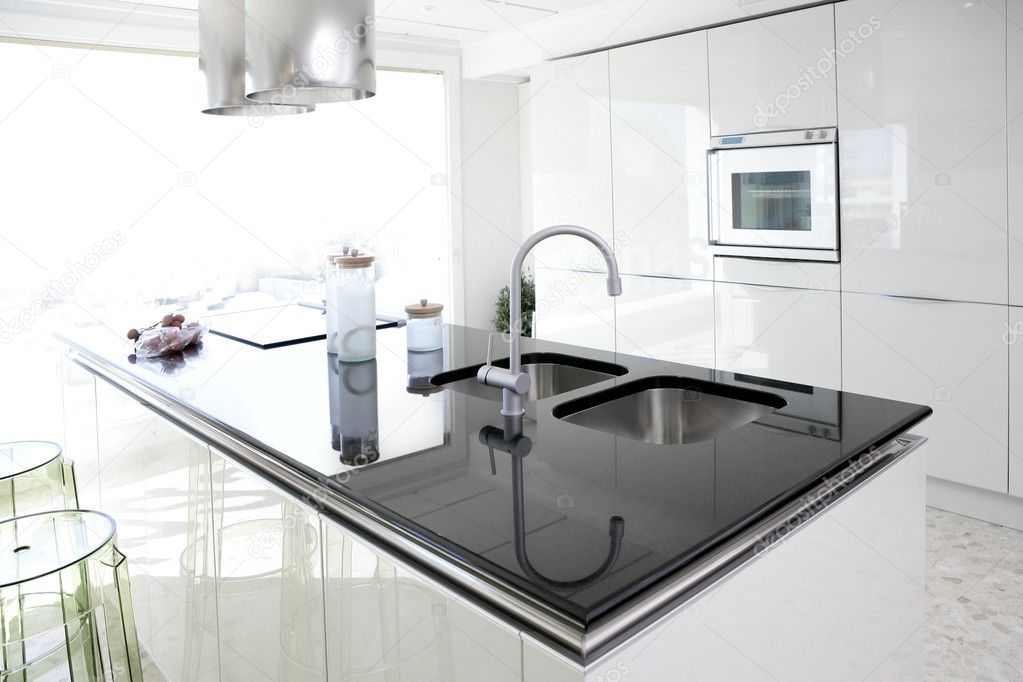 Moderne witte keuken schoon interieur design — stockfoto ...