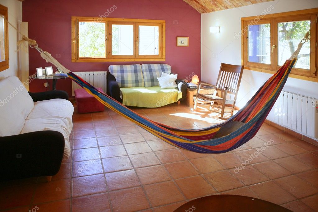 Wohnzimmer in warmen farben, mexikanische hängematte — stockfoto ... Wohnzimmer farben warm