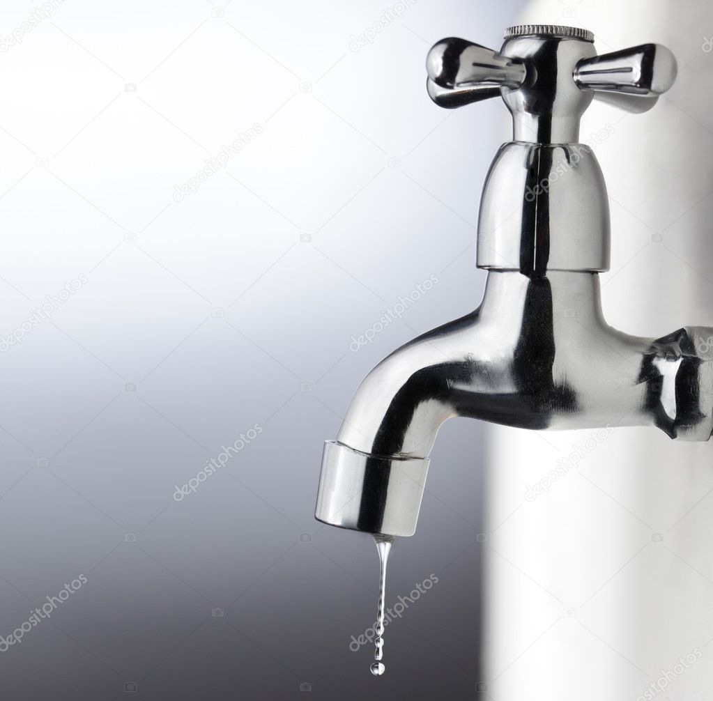 Metall kran med vattendroppe — stockfotografi © chepko #5646474