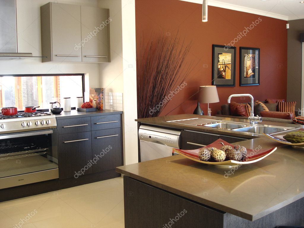 Tons chauds moderne cuisine ouverte salon — photographie scarfe ...
