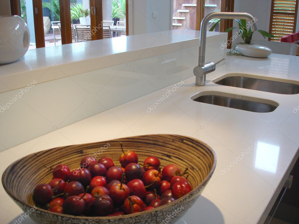 Modernt kök med vita glänsande benchtops — stockfotografi © scarfe ...