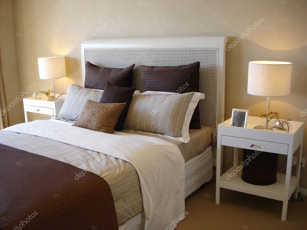 Moderne slaapkamer chocolade bruine tinten — stockfoto © scarfe ...
