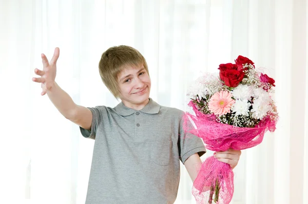 少年与花束 — 图库照片