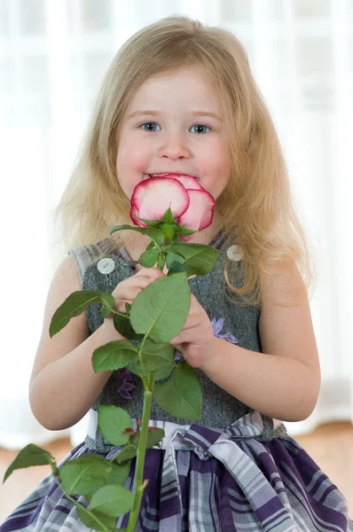 Menina com Rose — Fotografia de Stock