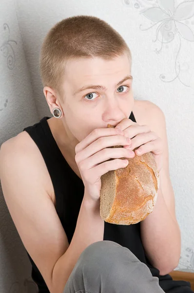 Głodny nastolatek — Zdjęcie stockowe