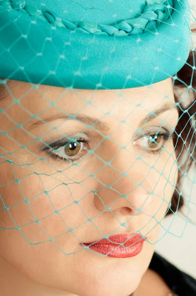 Vrouw in groen hoed — Stockfoto
