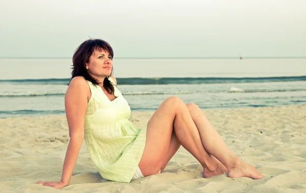 La mujer en una playa — Foto de Stock