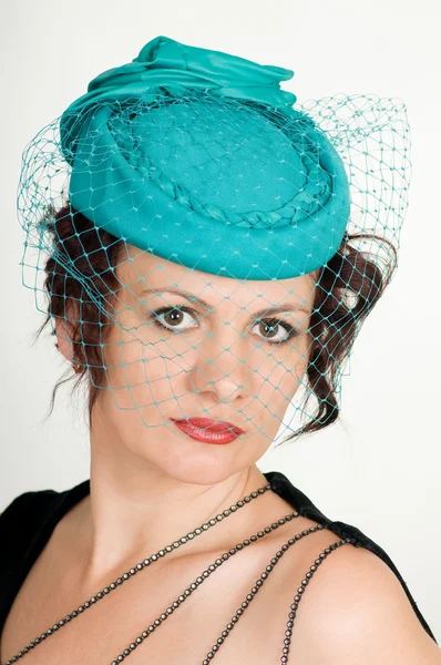 Γυναίκα σε πράσινο καπέλο — Φωτογραφία Αρχείου