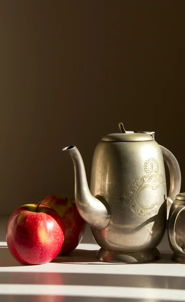Rode appels en zilveren koffie pot.still leven — Stockfoto