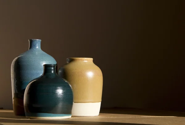 Três jarros artesanais. — Fotografia de Stock