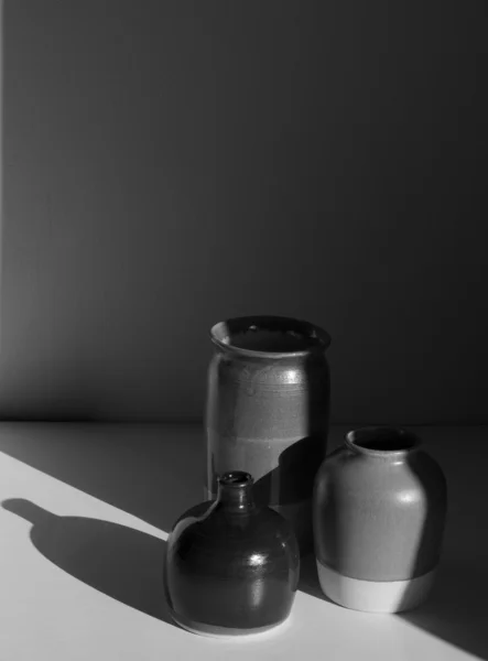 Keramische potten op het sunlight.still leven op zwart-wit — Stockfoto