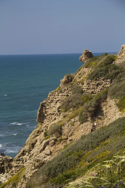 Vista sul Mar Mediterraneo dalla costa e le rovine di Apollonia.Israele — Foto Stock
