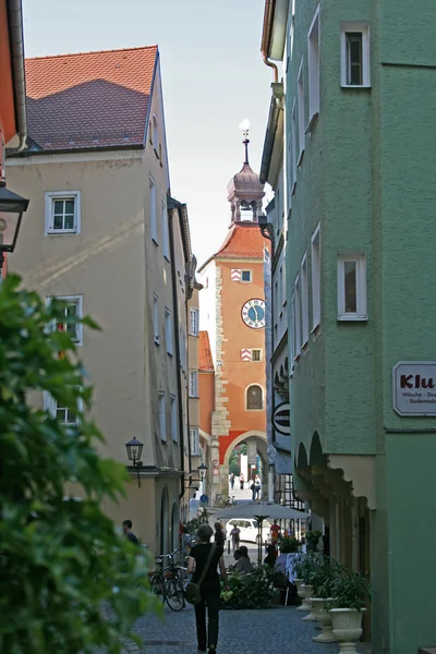 Cena de rua com a torre do relógio da casa da cidade em Regensburg (Alemanha ) — Fotografia de Stock