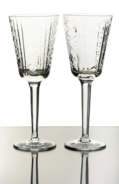 Due bicchieri di vino di cristallo, isolati . — Foto Stock