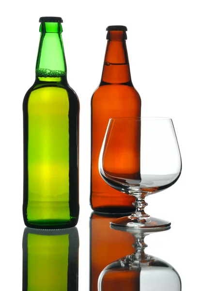 Due bottiglie di birra e vetro, isolate — Foto Stock