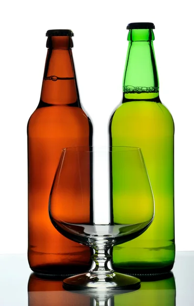 Twee flessen van bier en glas, geïsoleerd — Stockfoto