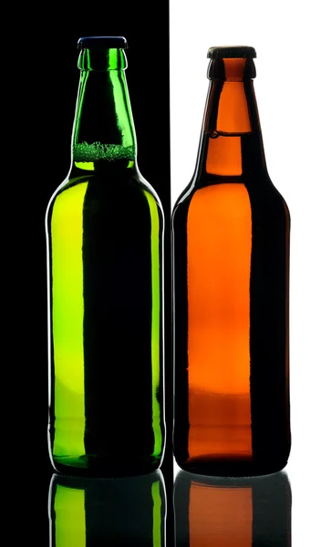 Bira izole kahverengi ve yeşil cam. — Stok fotoğraf