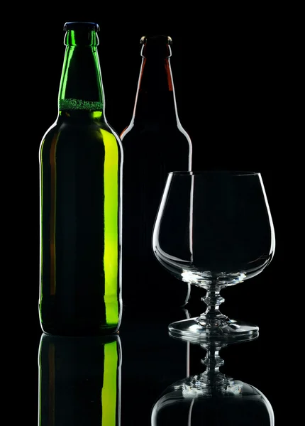 Butelki do piwa, na białym tle na czarnym tle — Zdjęcie stockowe