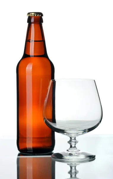 Láhev piva a skla, izolované — Stock fotografie