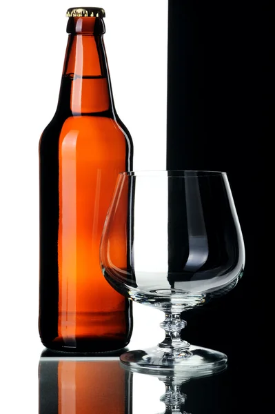 Bottiglia di birra e vetro, isolata — Foto Stock