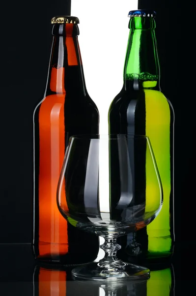 Flessen van bier uit groene en bruine glazen, geïsoleerd. — Stockfoto