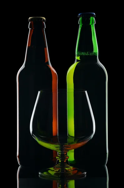 Bierflaschen, isoliert auf schwarzem Hintergrund — Stockfoto