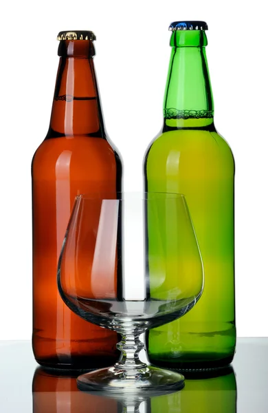 Iki şişe bira ve cam izole, — Stok fotoğraf
