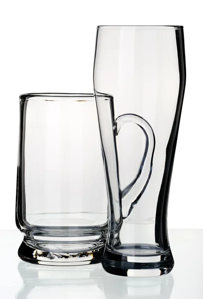 Glas og krus til øl, isoleret - Stock-foto