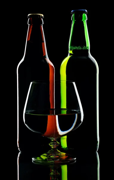 Flessen bier, geïsoleerd op een zwarte achtergrond — Stockfoto