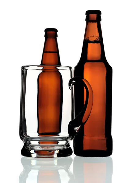 Caneca de vidro e duas garrafas de cerveja, isoladas — Fotografia de Stock