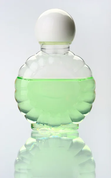 Şampuan ile şeffaf şişe — Stok fotoğraf