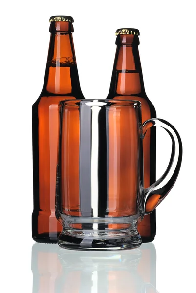 Taza de vidrio y dos botellas de cerveza, aislada —  Fotos de Stock