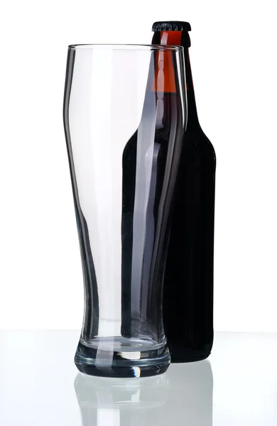 Botella de cerveza oscura y vidrio, aislada — Foto de Stock
