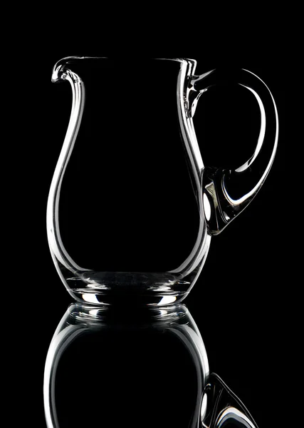 黒い背景にガラス ピッチャー — ストック写真