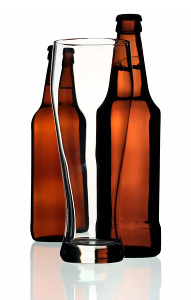 Copo e duas garrafas de cerveja, isolados — Fotografia de Stock